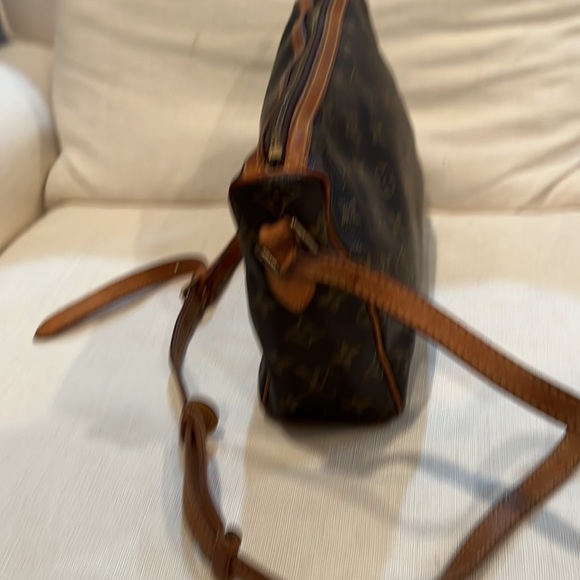 Louis Vuitton Crossbody bag with zipper. Adjustable strap. - Picture 4 of 9